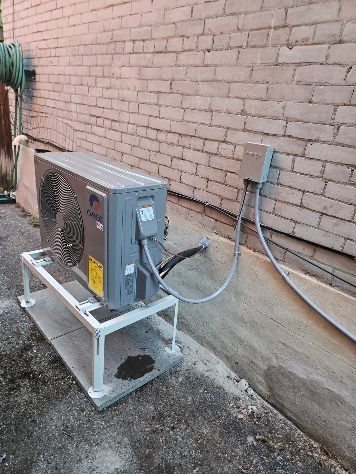 Megacity Gree heat pump outdoor-unit installation